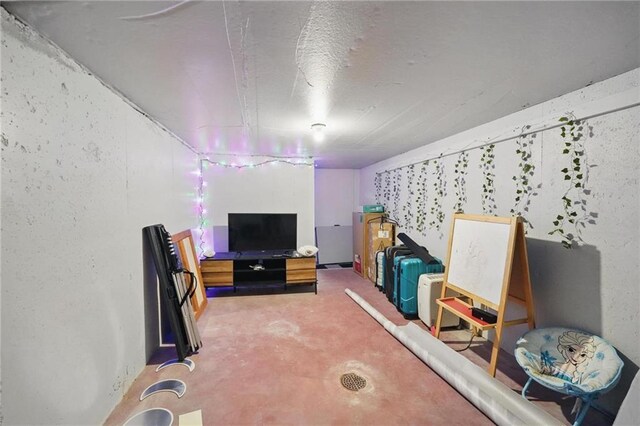 10621 E 32nd St, Independence, MO 64052 - living room featuring concrete floors