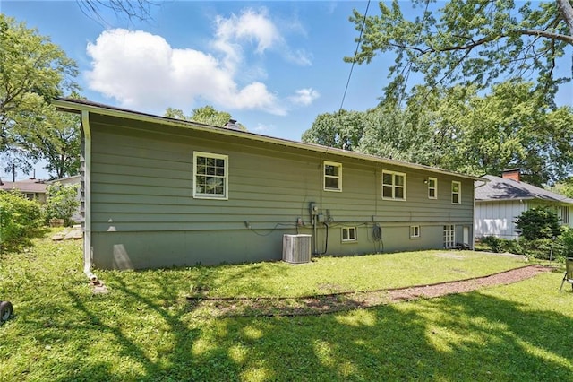 10621 E 32nd St, Independence, MO 64052 - back of house featuring a yard