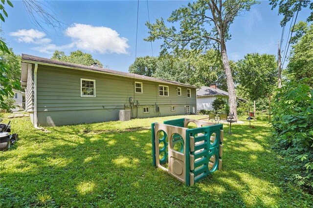 10621 E 32nd St, Independence, MO 64052 - rear view of house featuring a lawn