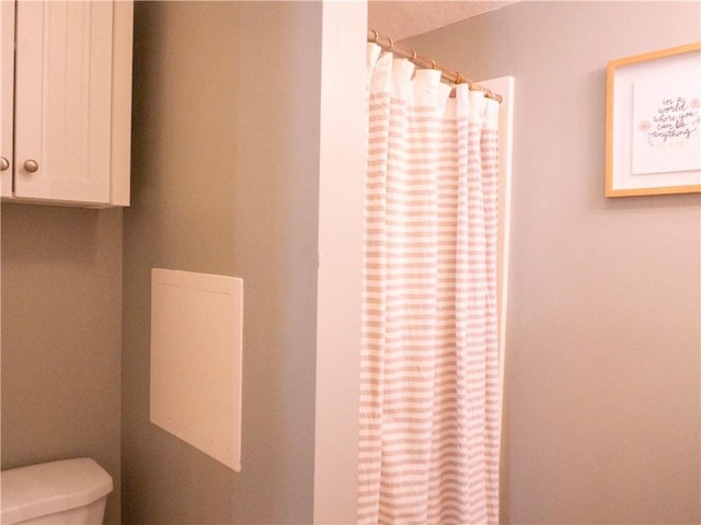 3812 Anderson Ave, Kansas City, MO 64132 - bathroom featuring toilet and a shower with curtain