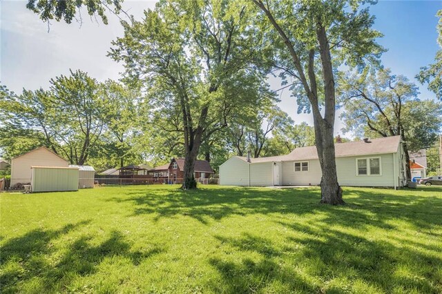 906 W 84th St, Kansas City, MO 64114 - view of green lawn