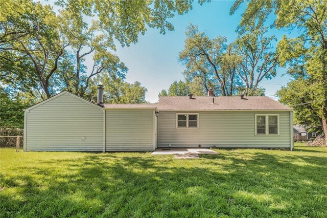 906 W 84th St, Kansas City, MO 64114 - back of property featuring a patio area