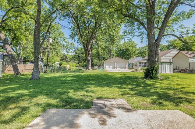 906 W 84th St, Kansas City, MO 64114 - view of yard with a detached garage
