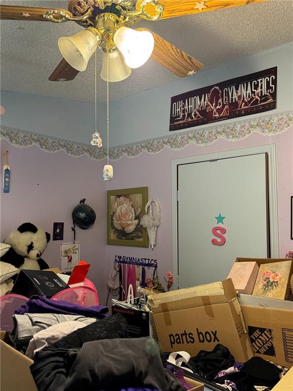 476 170th St, Fort Scott, KS 66701 - bedroom featuring a ceiling fan and a textured ceiling