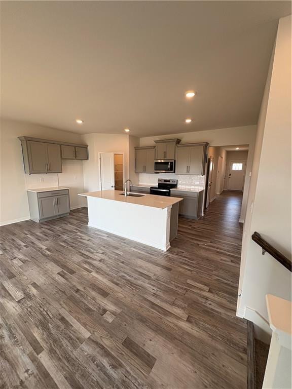 19605 W 200th St, Spring Hill, KS 66083 - kitchen featuring stainless steel appliances, gray cabinets, a sink, dark wood-style flooring, and recessed lighting