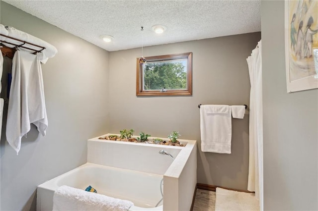 501 Taylor Rd, Independence, KS 67301 - bathroom featuring a garden tub and a textured ceiling