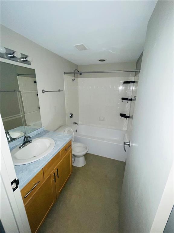 600 E 8th St Unit 11L, Kansas City, MO 64106 - bathroom with vanity, shower / bath combination, and toilet