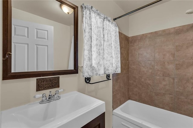 228 S Elm St, Ottawa, KS 66067 - bathroom with vanity and shower / bath combination