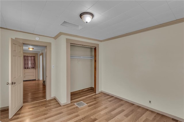 228 S Elm St, Ottawa, KS 66067 - unfurnished bedroom with light wood-style floors, ornamental molding, a closet, and baseboards