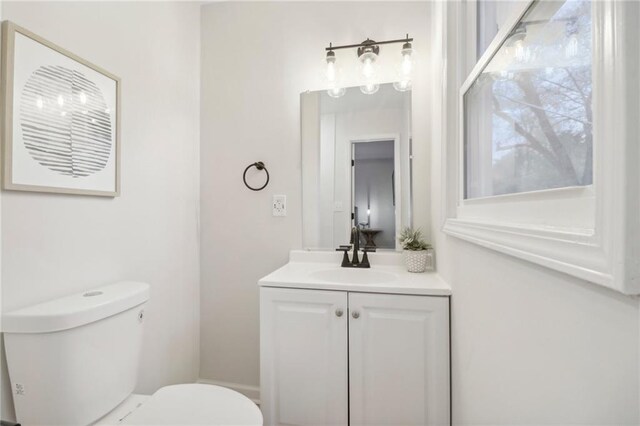 618 E 108th Ter, Kansas City, MO 64131 - half bathroom with toilet and vanity
