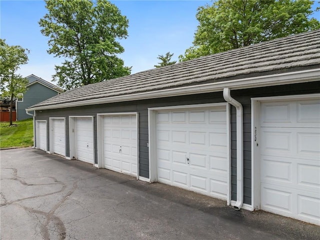 218 NE Bayview Dr, Lees Summit, MO 64064 - view of garage