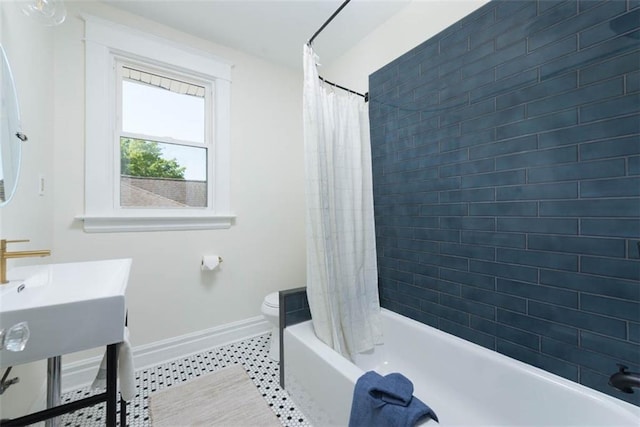 1795 S Norwood Ave, Independence, MO 64052 - bathroom featuring baseboards, toilet, tile patterned flooring, and shower / tub combo with curtain