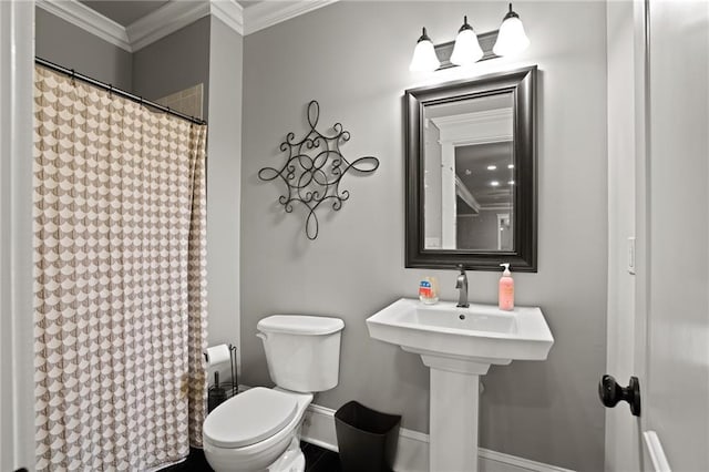 1602 SW Deer Run Rd, Oak Grove, MO 64075 - bathroom with crown molding, toilet, baseboards, and curtained shower