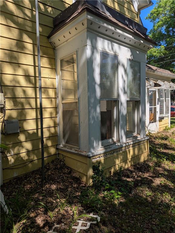 245 E 7th St, Horton, KS 66439 - exterior space with a sunroom