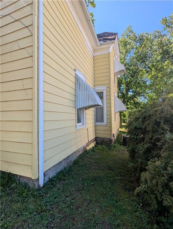 245 E 7th St, Horton, KS 66439 - view of side of home
