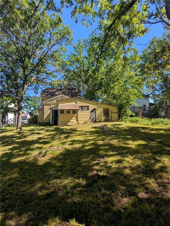 245 E 7th St, Horton, KS 66439 - rear view of house featuring a lawn
