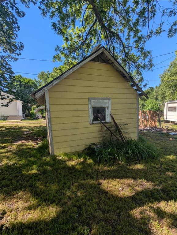 245 E 7th St, Horton, KS 66439 - view of property exterior with a yard