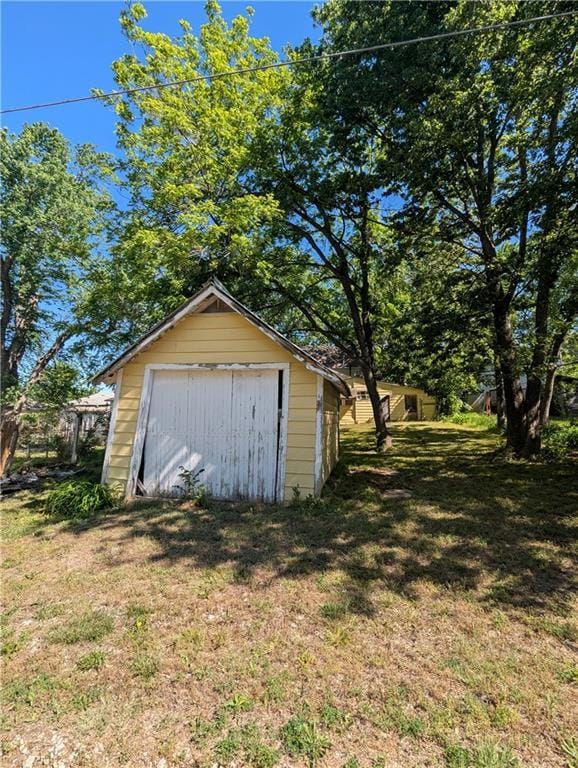 245 E 7th St, Horton, KS 66439 - detached garage with a storage shed