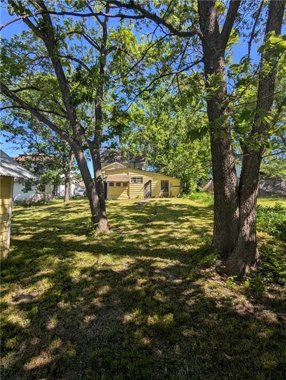 245 E 7th St, Horton, KS 66439 - view of grassy yard