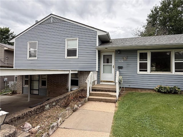 316 N 18th St, Lexington, MO 64067 - split level home featuring a front lawn and a patio