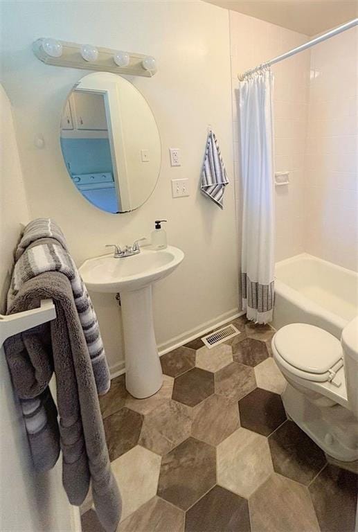 8106 Oak St, Kansas City, MO 64114 - bathroom with toilet and shower / bath combo