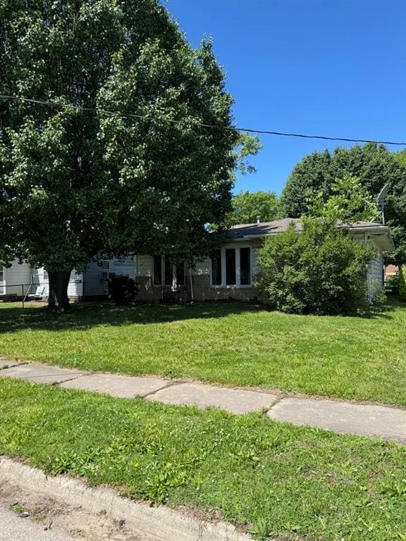 205 N Cherokee St, Girard, KS 66743 - obstructed view of property with a front yard