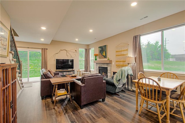214 N Mcgee St, Tonganoxie, KS 66086 - living area featuring dark wood-type flooring, a glass covered fireplace, plenty of natural light, and recessed lighting