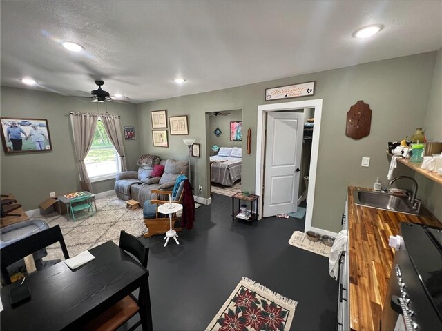 344 E 520th Ave, Pittsburg, KS 66762 - living room with ceiling fan, baseboards, and recessed lighting