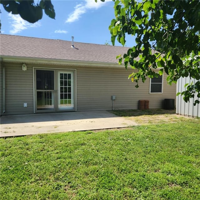 411 Briarwood Dr, Iola, KS 66749 - back of house featuring a lawn, a patio area, and roof with shingles
