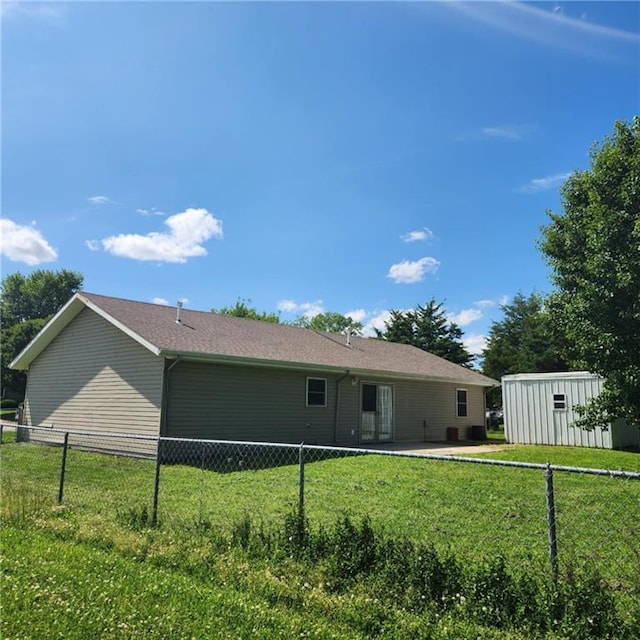 411 Briarwood Dr, Iola, KS 66749 - rear view of property with an outdoor structure