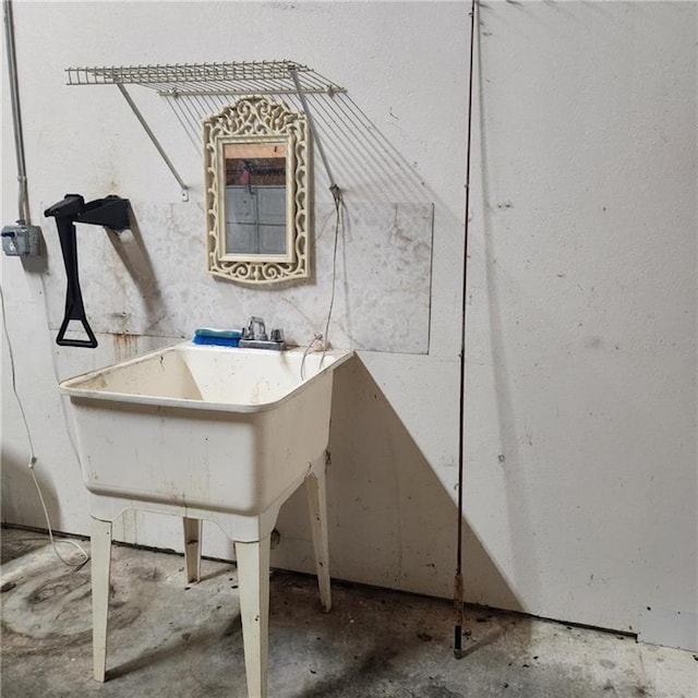411 Briarwood Dr, Iola, KS 66749 - bathroom featuring a sink