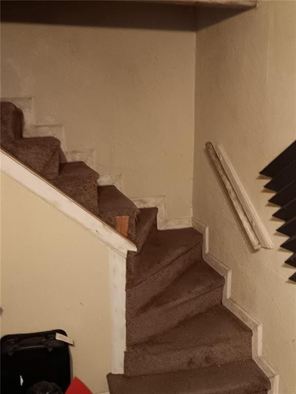 2539 Kensington Ave, Kansas City, MO 64127 - view of stairs