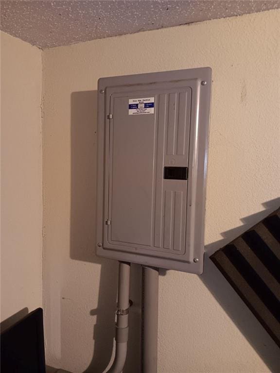 2539 Kensington Ave, Kansas City, MO 64127 - utilities with electric panel
