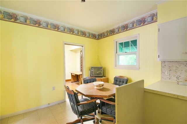 1601 Stevens Ave, Parsons, KS 67357 - dining area with baseboards