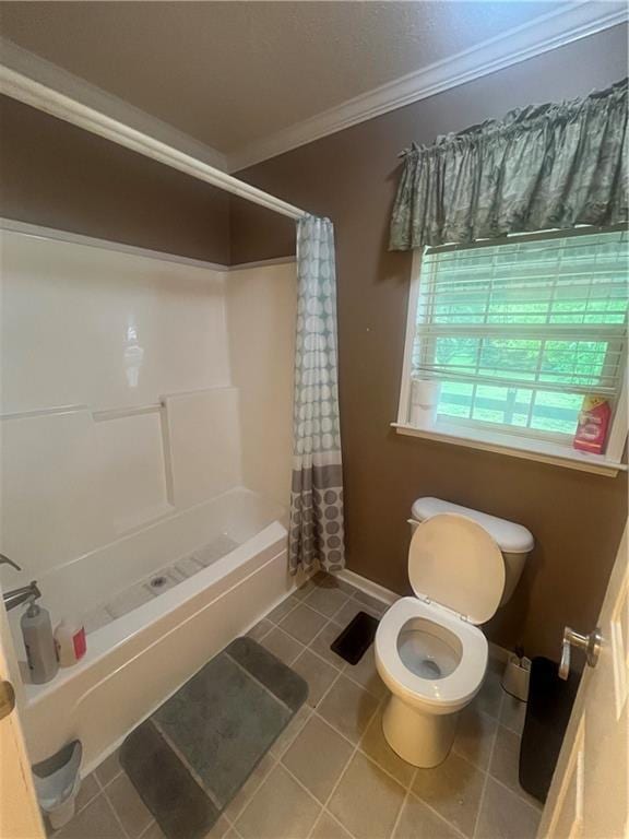 933 1300th St, Iola, KS 66749 - bathroom with ornamental molding, toilet, tile patterned floors, shower / tub combo, and baseboards