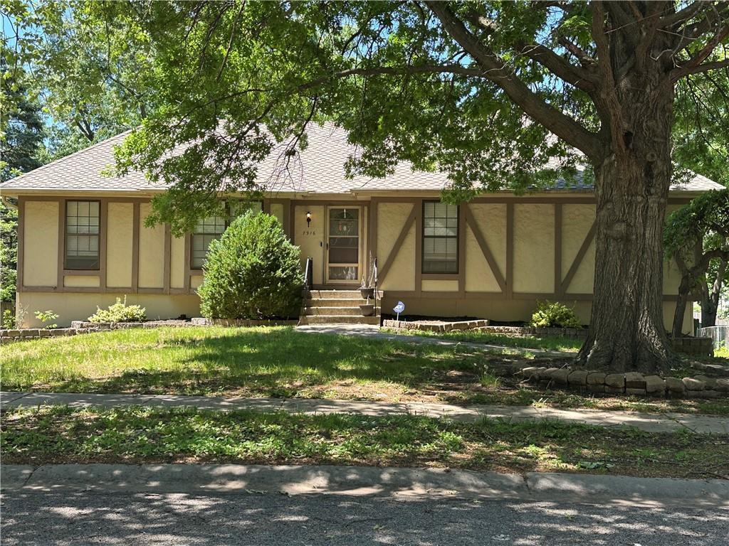7916 Bradshaw St, Lenexa, KS 66215 - photo 1