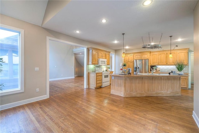 5706 NE Sapphire Pl, Lees Summit, MO 64064 - kitchen featuring white appliances, a kitchen island with sink, tasteful backsplash, baseboards, and recessed lighting
