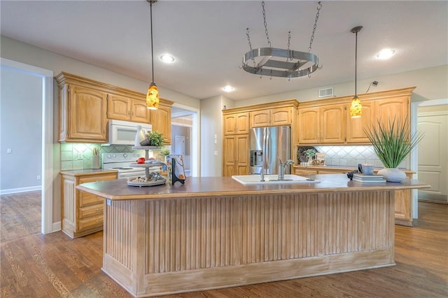 5706 NE Sapphire Pl, Lees Summit, MO 64064 - kitchen featuring white appliances, decorative backsplash, a sink, a kitchen island with sink, and recessed lighting