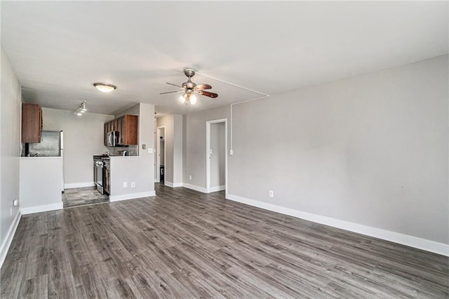600 E 8th St Unit 6N, Kansas City, MO 64106 - unfurnished living room with dark wood-style floors, ceiling fan, and baseboards