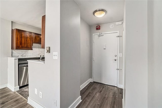 600 E 8th St Unit 6N, Kansas City, MO 64106 - entrance foyer with dark wood-style floors and baseboards