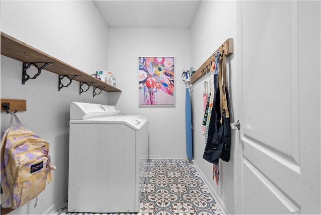 2705 W 137th Pl, Leawood, KS 66224 - laundry area with washing machine and clothes dryer and baseboards