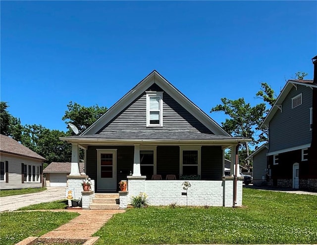 620 S Evergreen Ave, Chanute, KS 66720 - view of front of house featuring covered porch and a front lawn