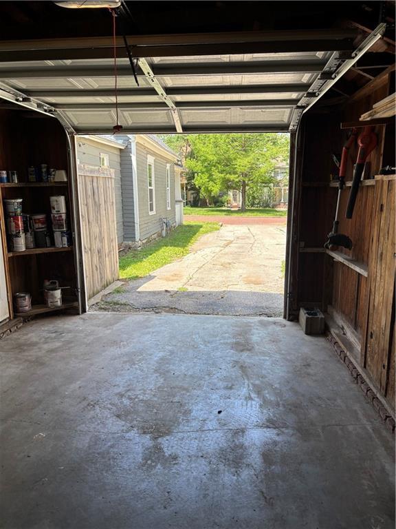 620 S Evergreen Ave, Chanute, KS 66720 - view of garage