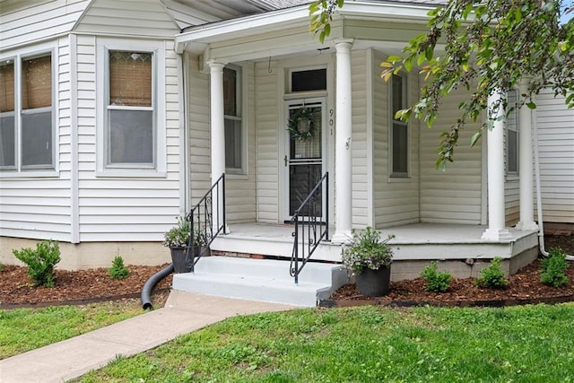 901 S 3rd St, Leavenworth, KS 66048 - entrance to property featuring covered porch and a yard