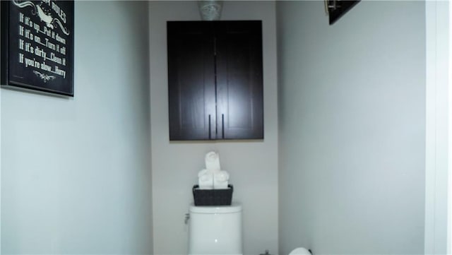 6418 N 141st St, Basehor, KS 66007 - half bath featuring toilet
