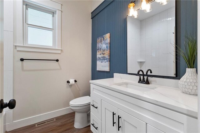 18 Beechwood Ln, Linn Valley, KS 66040 - full bath with vanity, toilet, wood finished floors, baseboards, and a chandelier