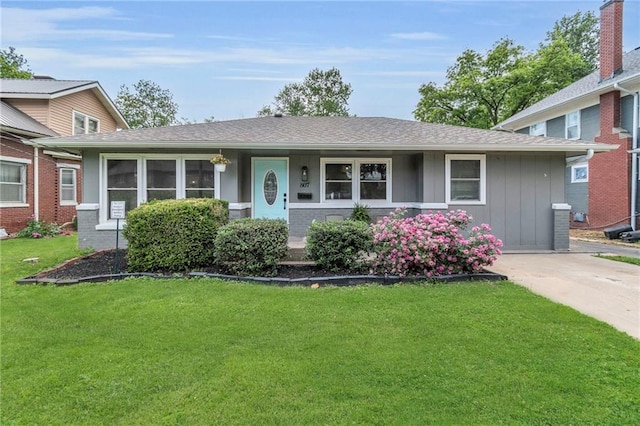 807 N Main St, Carrollton, MO 64633 - ranch-style home featuring a front yard