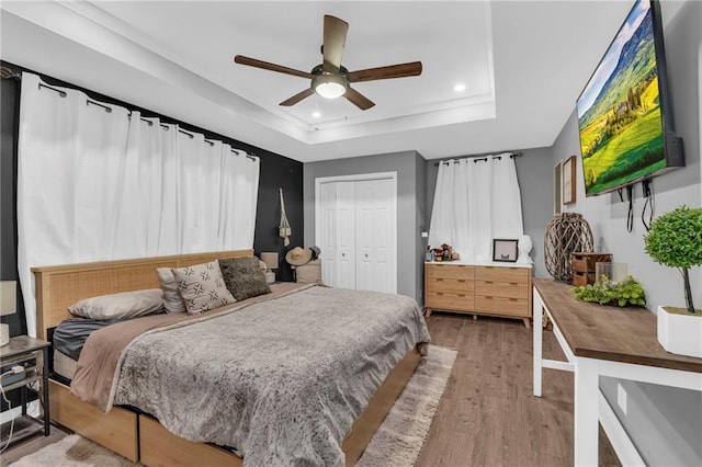 807 N Main St, Carrollton, MO 64633 - bedroom with a raised ceiling, recessed lighting, light wood finished floors, a closet, and ceiling fan