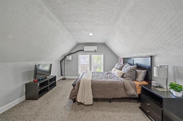1316 E 42nd St, Kansas City, MO 64110 - carpeted bedroom featuring a wall mounted AC, a textured ceiling, lofted ceiling, and baseboards