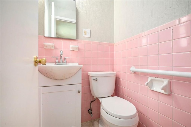 501 Maple Ave, Smithville, MO 64089 - half bath with toilet, vanity, and tile walls